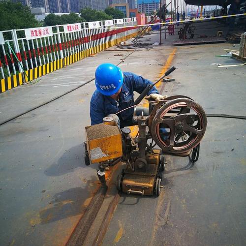 还能问一下怎么判断埋弧自动焊的时候电流调的是大量还是笑了还是正好...